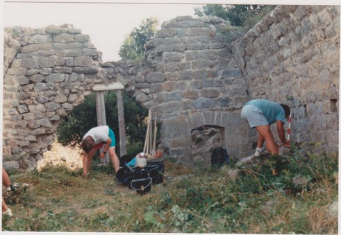 château de Termes, bénévoles années 1990 chapelle