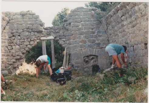 Nettoyage de la chapelle castrale, années 1990. château de Termes, bénévoles années 1990 chapelle