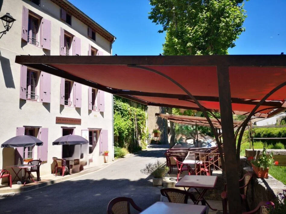 L'auberge de Termes, au centre du village. Le bar restaurant sous le château de Termes.