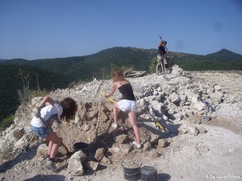 Volontaires bénévoles participant aux fouilles et déblaiement au château de Termes
