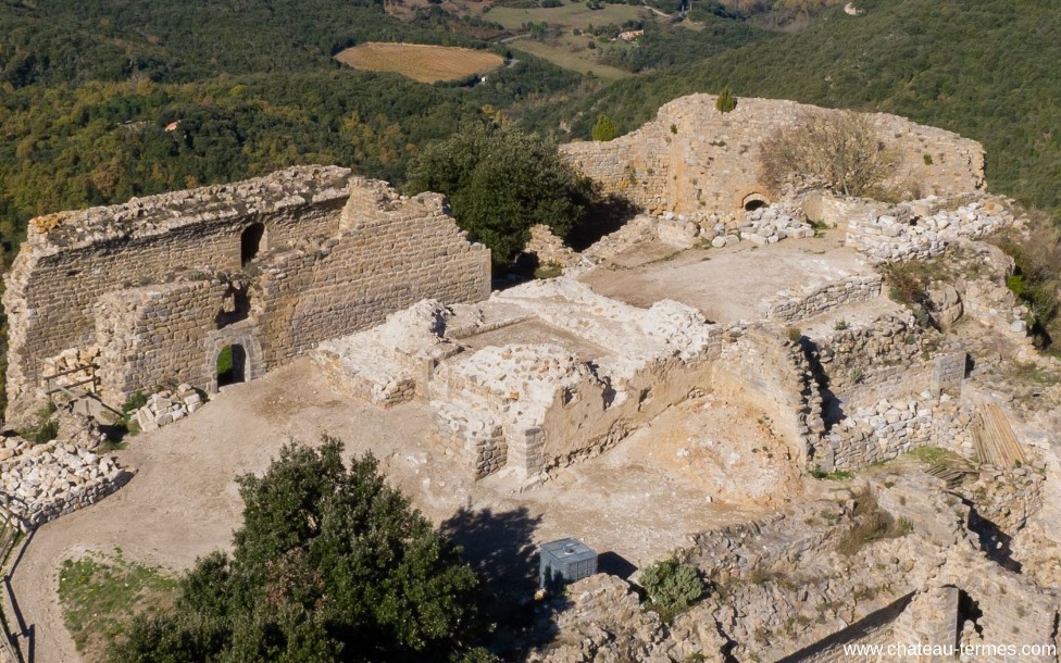 La partie sommitale du château de Termes, après travaux de ACTER. Déblaiement archéologique des bases du donjon du château de Termes effectué. 
