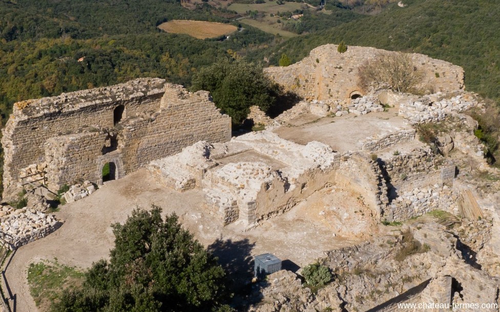 Vue aérienne du donjon du château de Termes en 2015. La partie sommitale du château de Termes, après travaux de ACTER. Déblaiement archéologique des bases du donjon du château de Termes effectué.