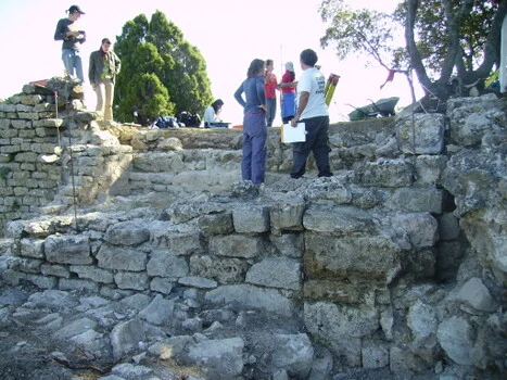 Fouilles et sondages au château de Termes, 2006 Fouilles et sondages au château de Termes, 2006
