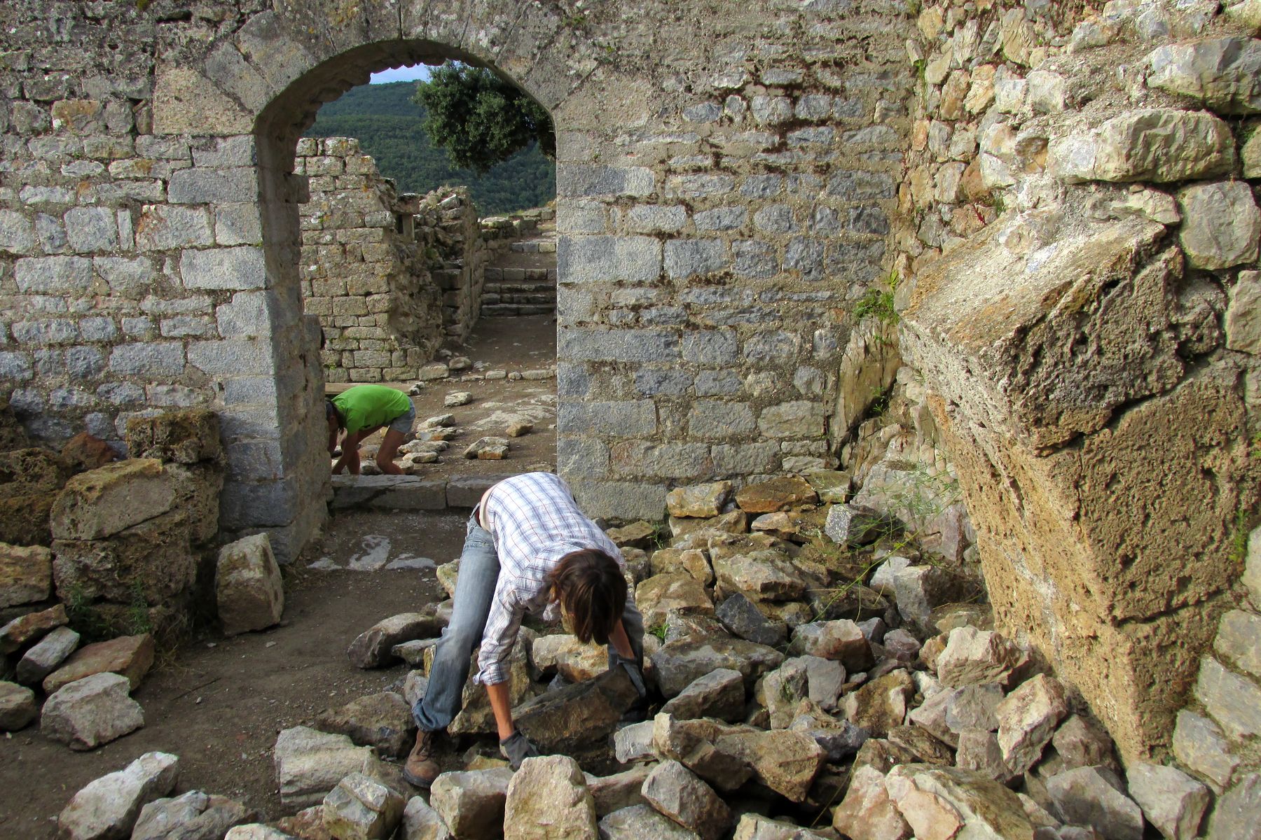 Déblaiement et fouille du logis sur la partie sommitale du château de Termes. Fouilles archéologiques au château de Termes, pays cathare, termes, château cathare