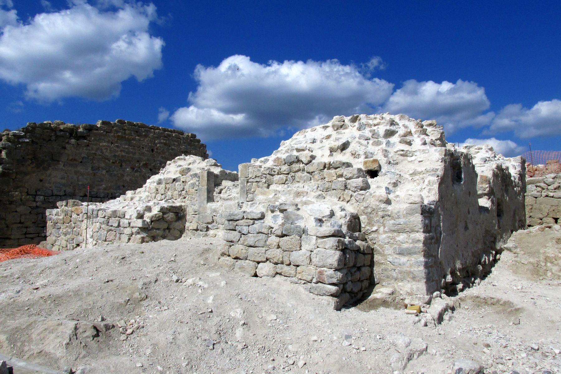 Bases du donjon du château de Termes (Aude, Pays Cathare).