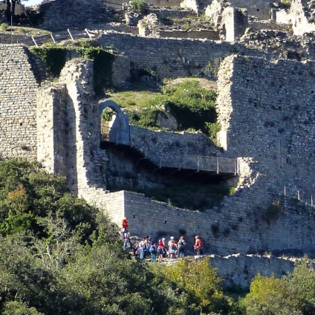 La visite du château de Termes vu depuis l'accueil accès à la forteresse de Termes